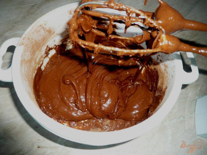 Фото приготовление рецепта: Простой кекс с какао в мультиварке шаг №8