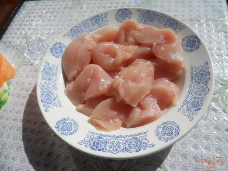 Фото приготовление рецепта: Куриная грудка запеченная с помидорами и сыром шаг №2