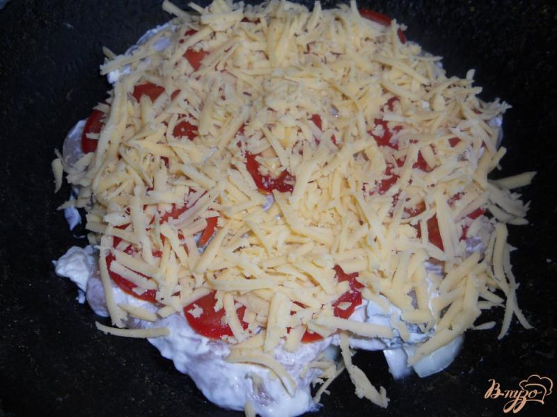 Фото приготовление рецепта: Куриная грудка запеченная с помидорами и сыром шаг №7