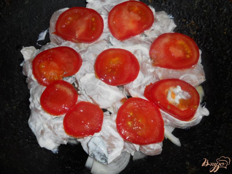 Фото приготовление рецепта: Куриная грудка запеченная с помидорами и сыром шаг №6
