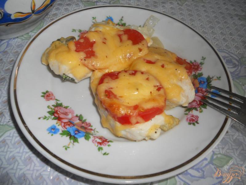 Фото приготовление рецепта: Куриная грудка запеченная с помидорами и сыром шаг №9