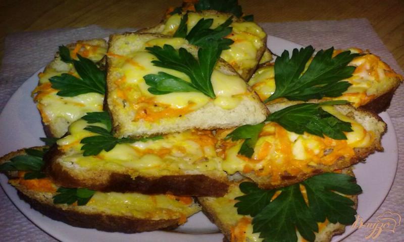 Фото приготовление рецепта: Горячие бутерброды с морковью и плавленным сыром шаг №6