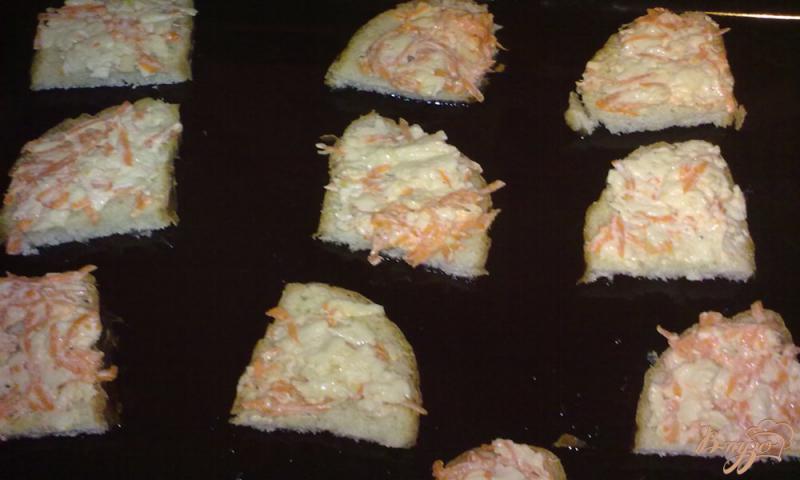 Фото приготовление рецепта: Горячие бутерброды с морковью и плавленным сыром шаг №5