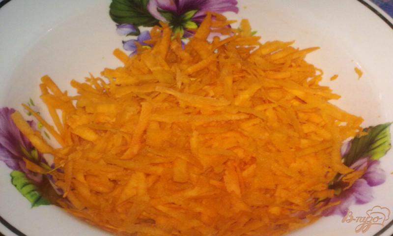 Фото приготовление рецепта: Горячие бутерброды с морковью и плавленным сыром шаг №1