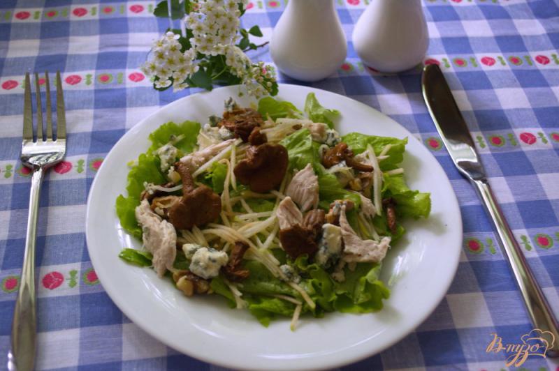 Фото приготовление рецепта: Сочный салат с голубым сыром и курицей шаг №4