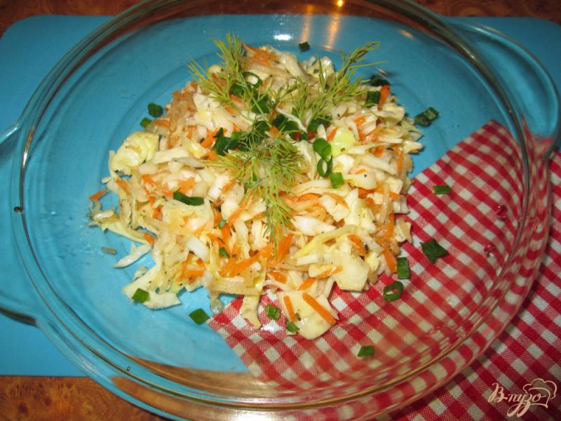 Фото приготовление рецепта: Капустный салат с морковью и яблоком шаг №7