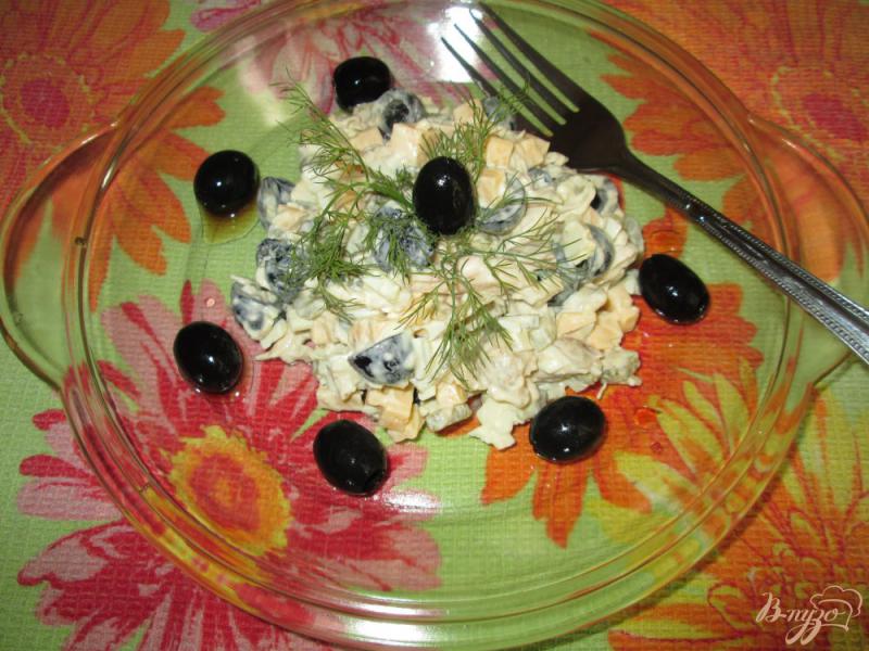 Фото приготовление рецепта: Салат с курицей, сыром и оливками шаг №7