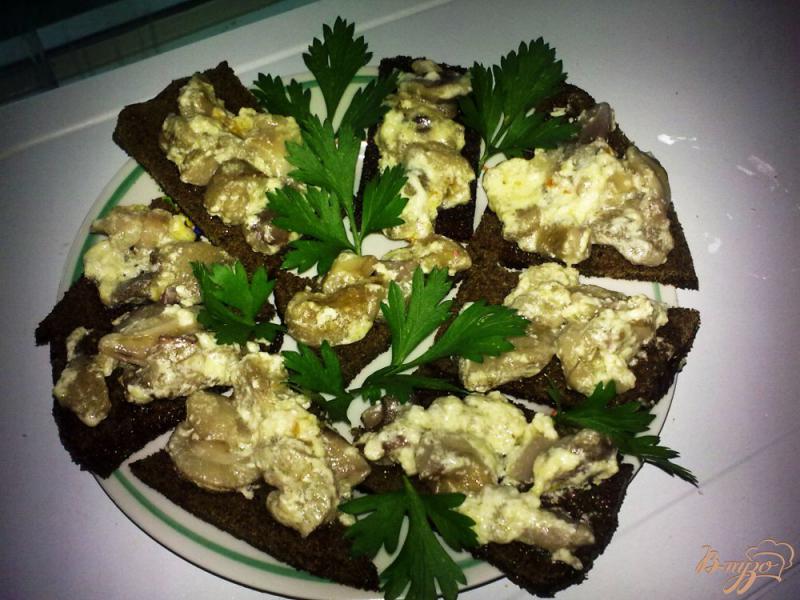 Фото приготовление рецепта: Бутерброды с грибами шаг №5