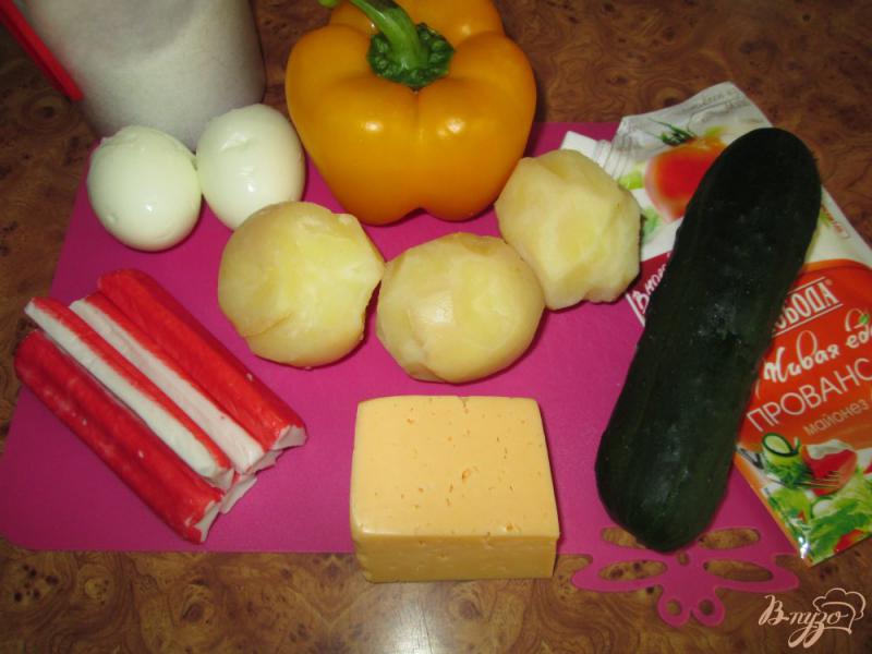 Фото приготовление рецепта: Салат с крабовыми палочками, сыром и болгарским перцем шаг №1