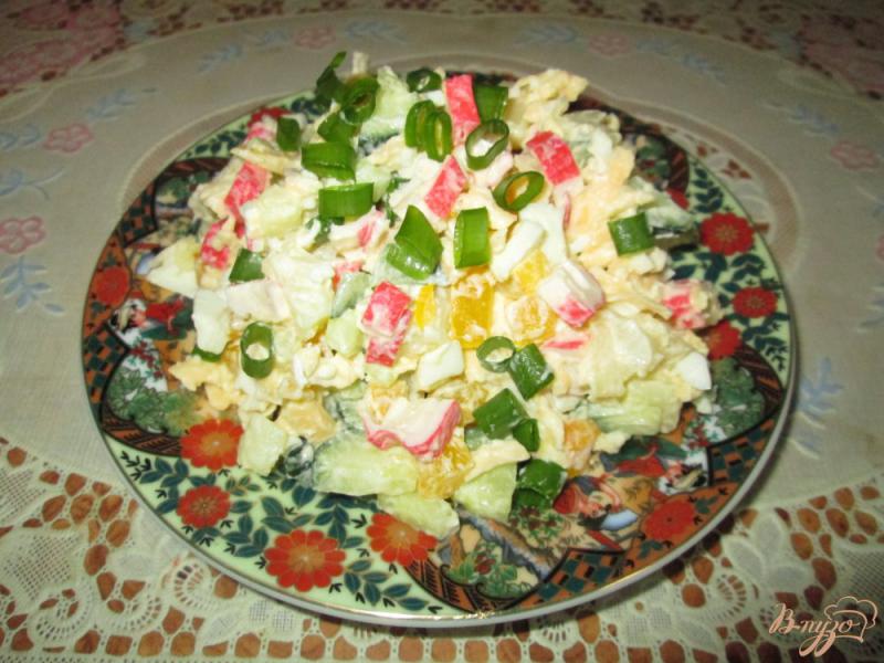 Фото приготовление рецепта: Салат с крабовыми палочками, сыром и болгарским перцем шаг №9