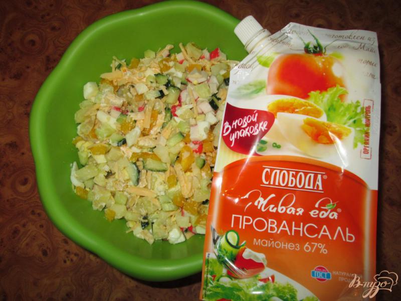 Фото приготовление рецепта: Салат с крабовыми палочками, сыром и болгарским перцем шаг №8