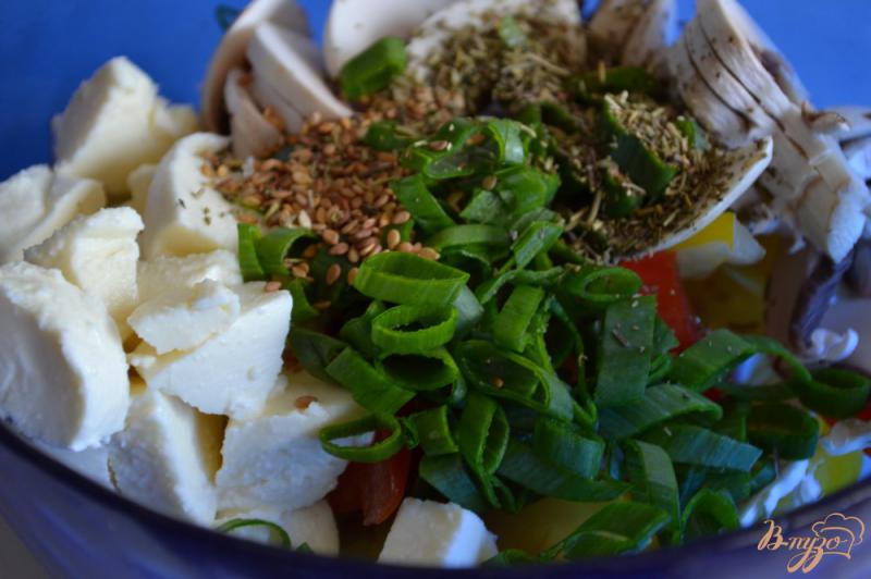 Фото приготовление рецепта: Помидорный салат с шампиньонами шаг №2