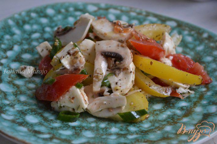 Фото приготовление рецепта: Помидорный салат с шампиньонами шаг №3