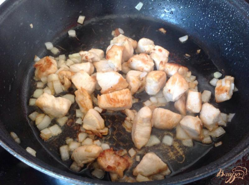 Фото приготовление рецепта: Тушенная картошка с курицей шаг №3