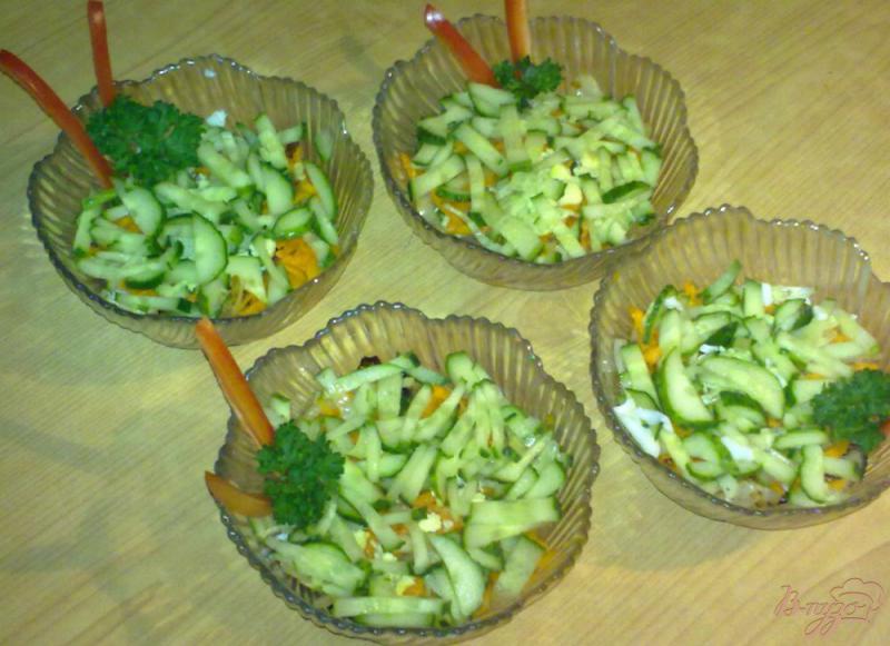 Фото приготовление рецепта: Салат с печенью и огурцом шаг №7