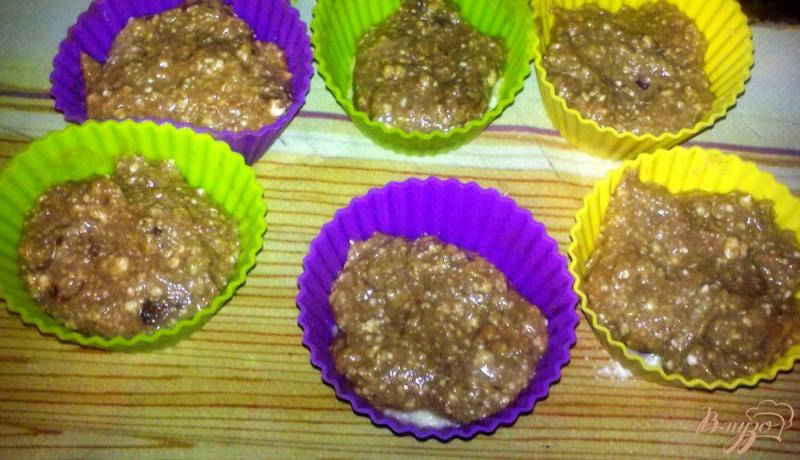 Фото приготовление рецепта: Творожно-шоколадные маффины с красной смородиной шаг №7