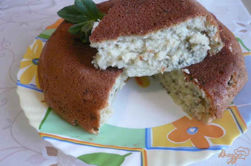 Фото приготовление рецепта: Кефирный пирог со свежей мятой шаг №7