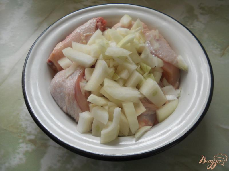 Фото приготовление рецепта: Куриные бедрышки маринованные в кефире шаг №3