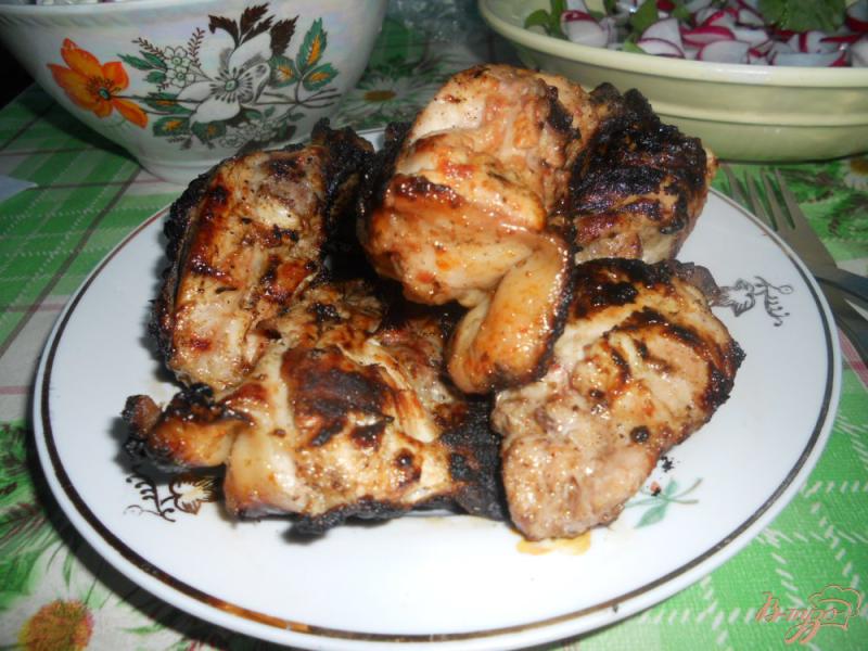 Фото приготовление рецепта: Куриные бедрышки маринованные в кефире шаг №5