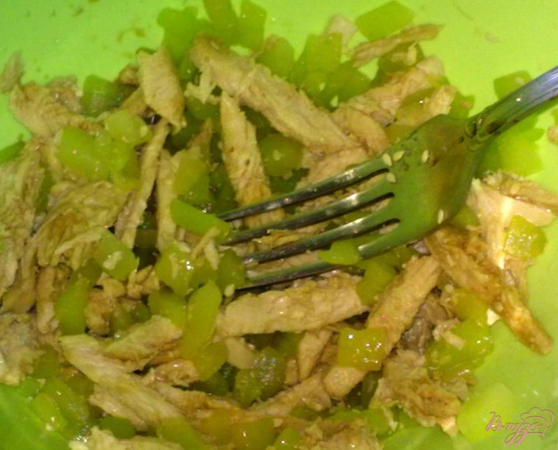 Фото приготовление рецепта: Салат с куриным филе и соевым соусом шаг №3