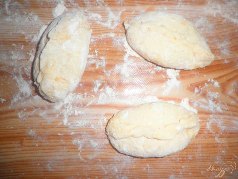 Фото приготовление рецепта: Творожные пирожки с яблоками шаг №6