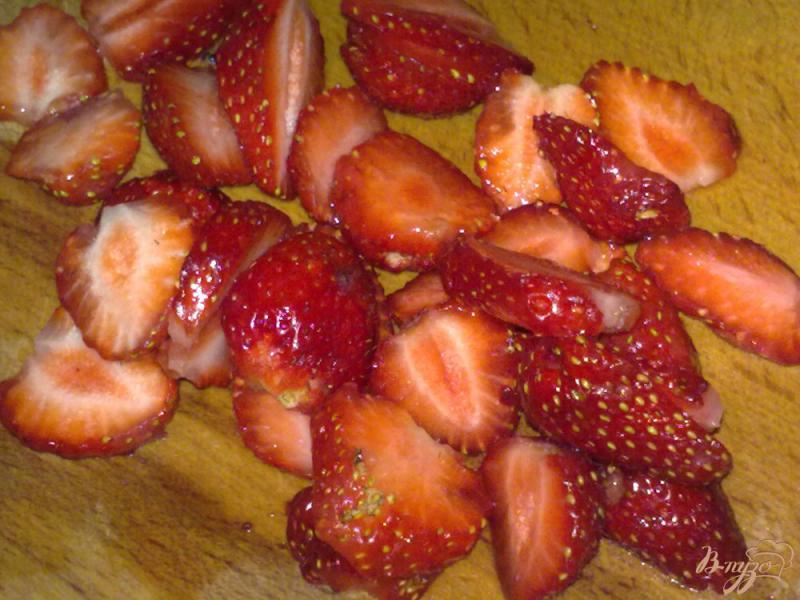 Фото приготовление рецепта: Десерт творожно-ягодный шаг №3