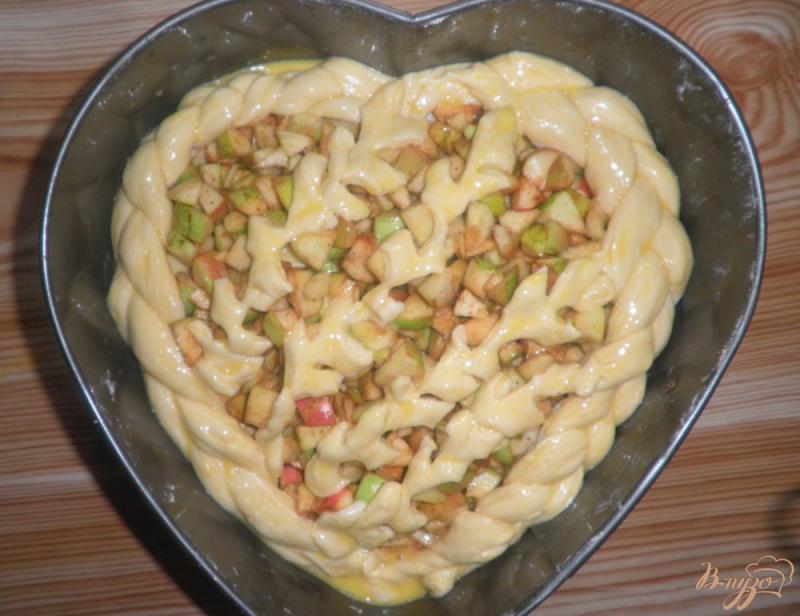 Фото приготовление рецепта: Пирог с яблоками Сердце шаг №11