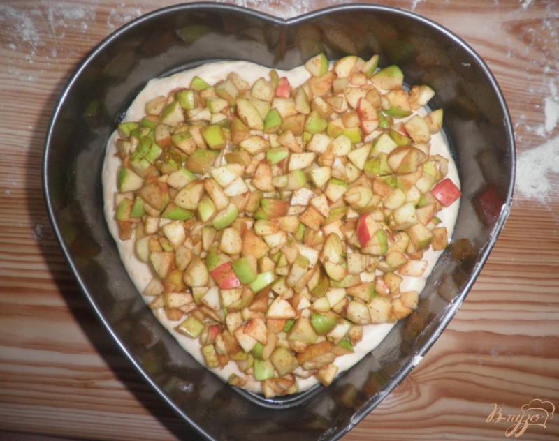 Фото приготовление рецепта: Пирог с яблоками Сердце шаг №7