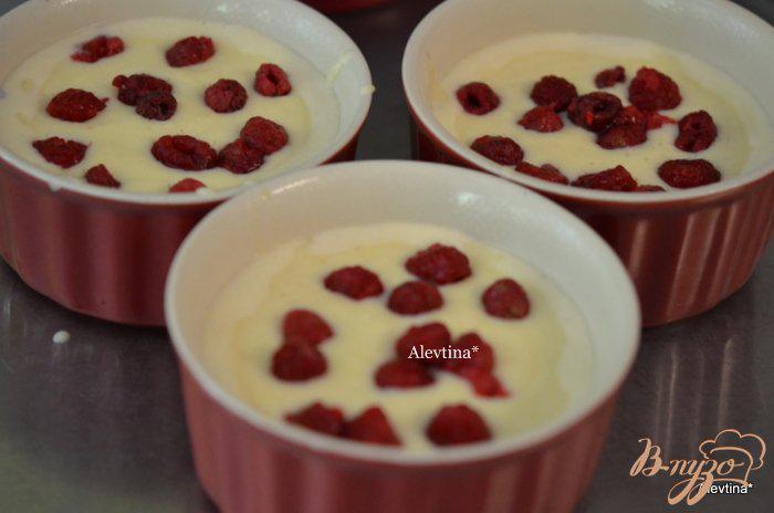 Фото приготовление рецепта: Десерт с рикоттой и свежей ягодой шаг №4
