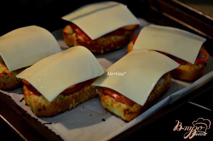 Фото приготовление рецепта: Мини пицца на французской булке шаг №5