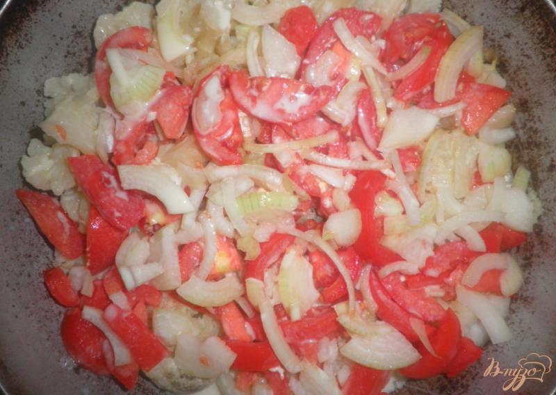 Фото приготовление рецепта: Запеканка из цветной капусты с сыром и помидорами шаг №6