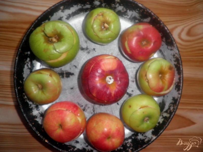 Фото приготовление рецепта: Запеченные яблоки с творогом и изюмом шаг №5