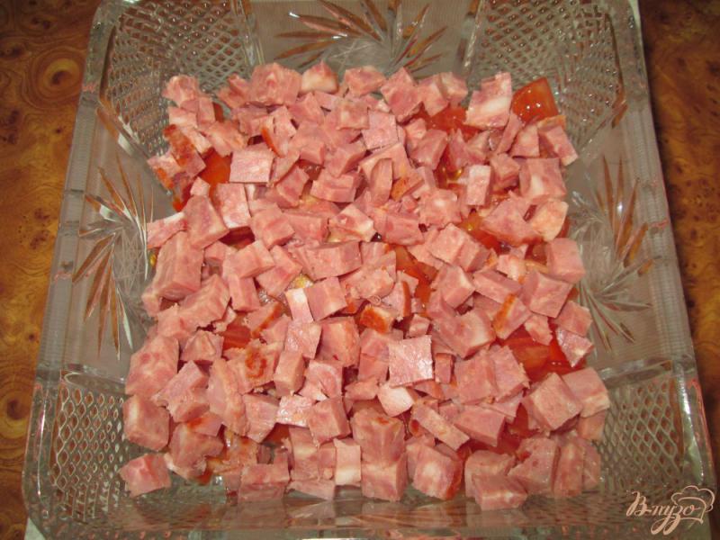 Фото приготовление рецепта: Салат с помидорами, ветчиной и сухариками шаг №2