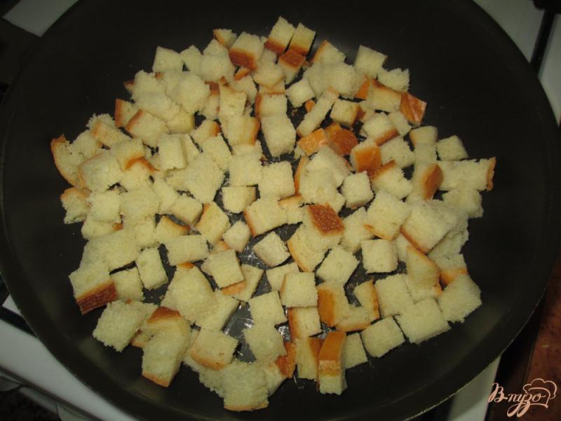 Фото приготовление рецепта: Салат с помидорами, ветчиной и сухариками шаг №4