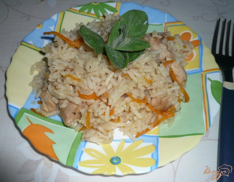 Фото приготовление рецепта: Рисовая каша с курицей и черносливом шаг №8