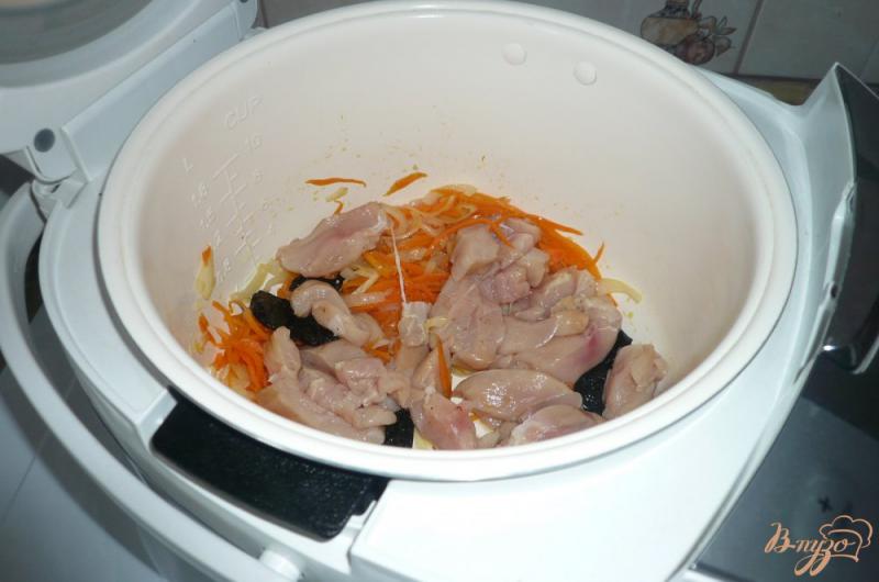 Фото приготовление рецепта: Рисовая каша с курицей и черносливом шаг №4