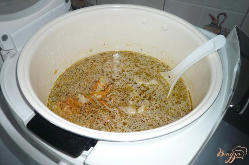 Фото приготовление рецепта: Рисовая каша с курицей и черносливом шаг №6