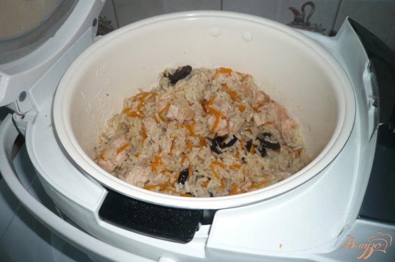 Фото приготовление рецепта: Рисовая каша с курицей и черносливом шаг №7