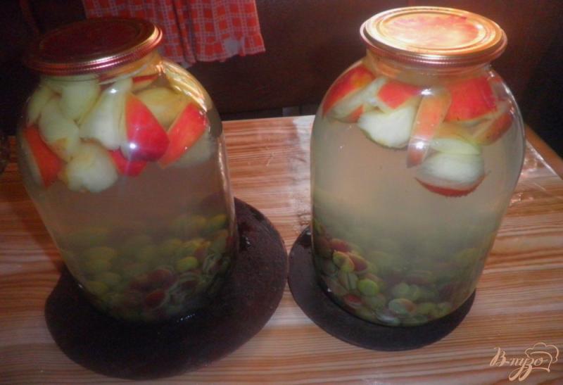 Фото приготовление рецепта: Виноградно-яблочный компот на зиму шаг №3