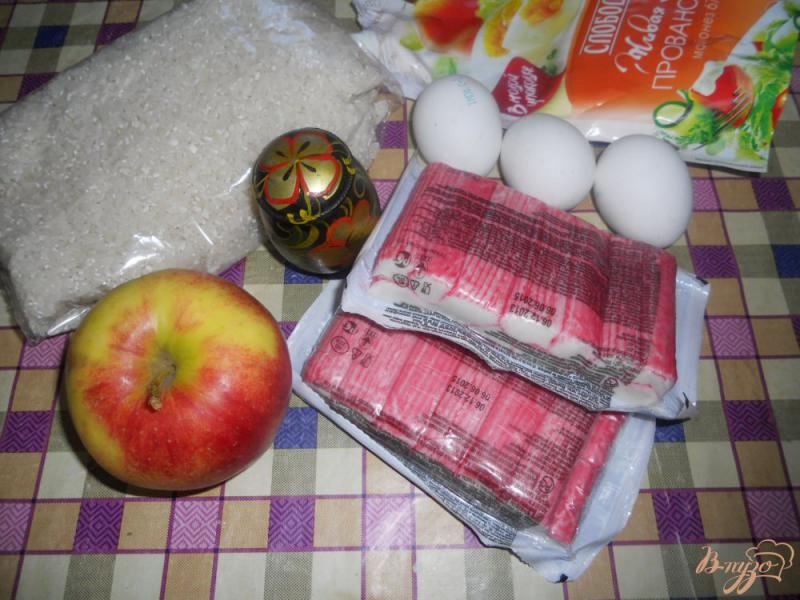 Фото приготовление рецепта: Салат сытный с крабовыми палочками и рисом шаг №1