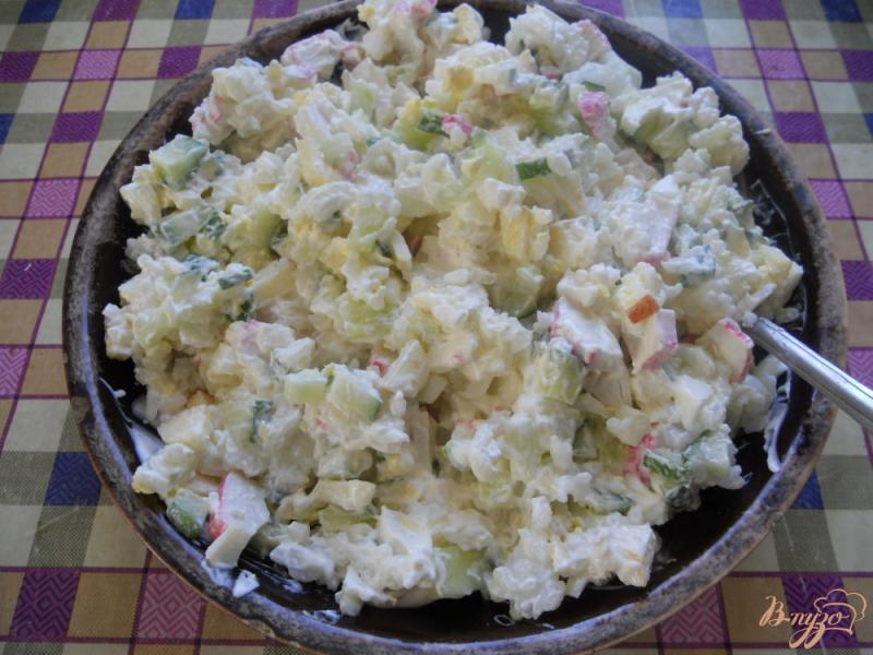 Фото приготовление рецепта: Салат сытный с крабовыми палочками и рисом шаг №7