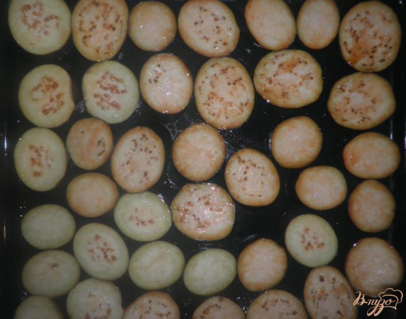 Фото приготовление рецепта: Запеченные баклажаны с помидорами и сыром шаг №3