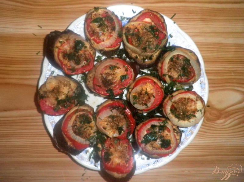 Фото приготовление рецепта: Запеченные баклажаны с помидорами и сыром шаг №7