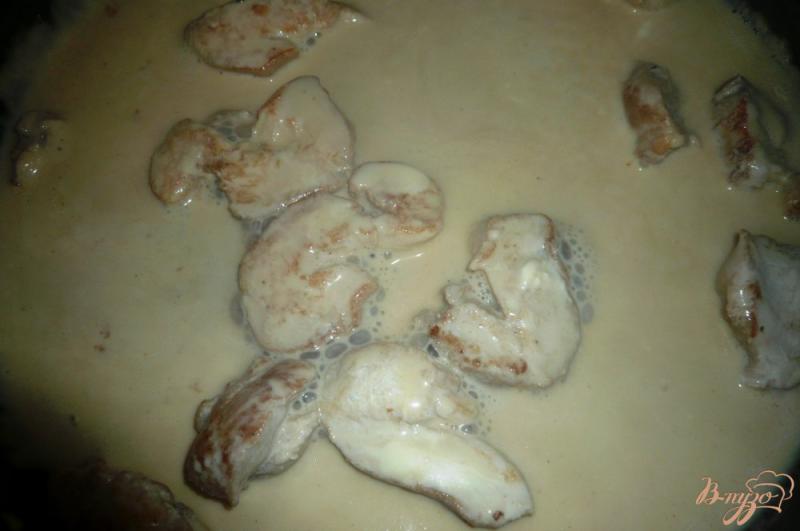 Фото приготовление рецепта: Макароны в сливочном соусе с курицей шаг №5