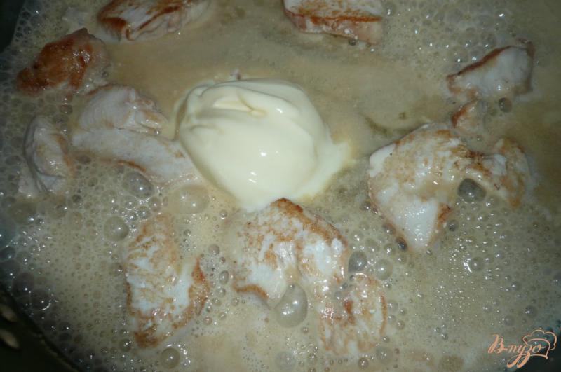 Фото приготовление рецепта: Макароны в сливочном соусе с курицей шаг №4