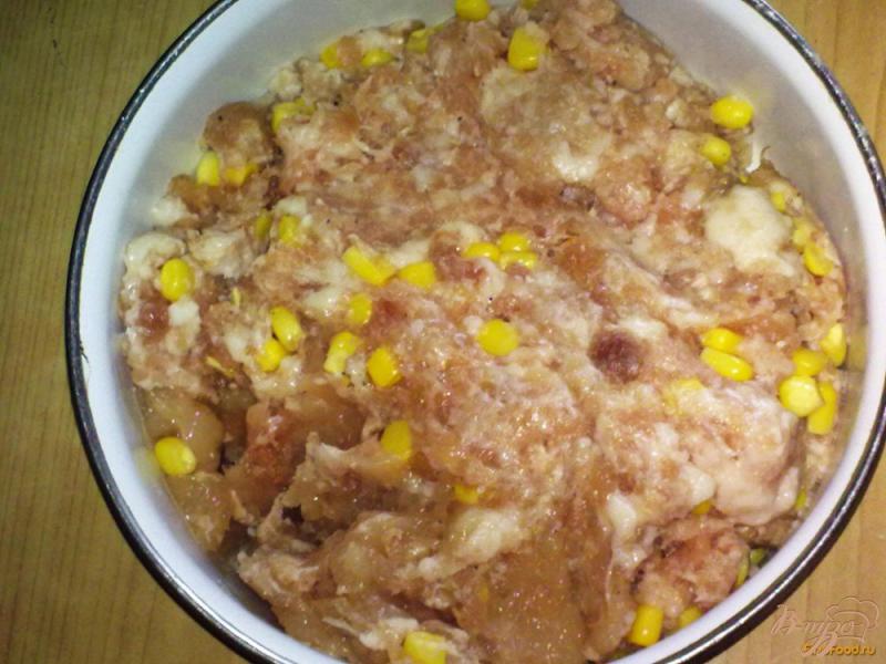 Фото приготовление рецепта: Фрикадельки с сыром и кукурузой шаг №2