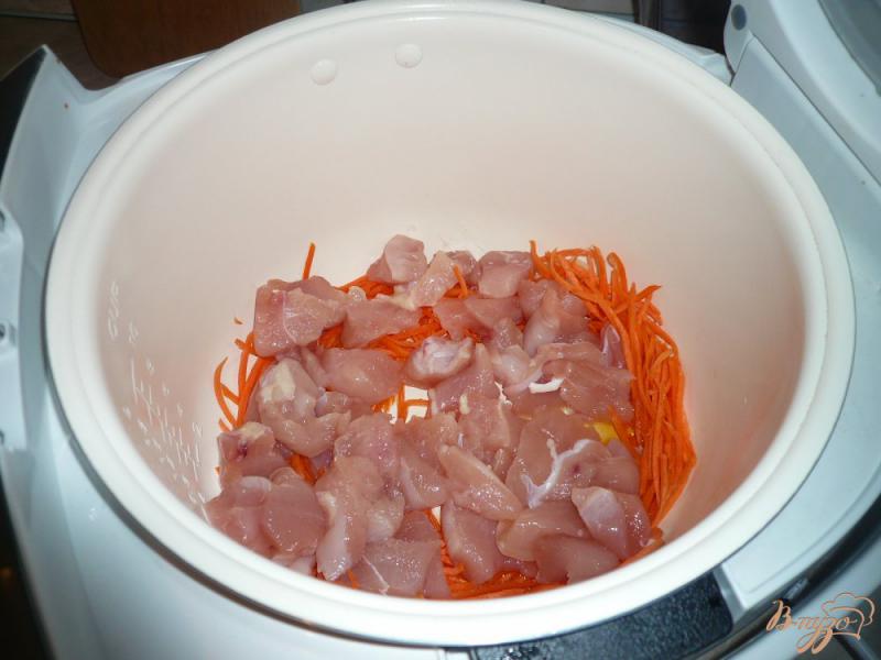 Фото приготовление рецепта: Куриная грудка с морковью и мандарином шаг №4