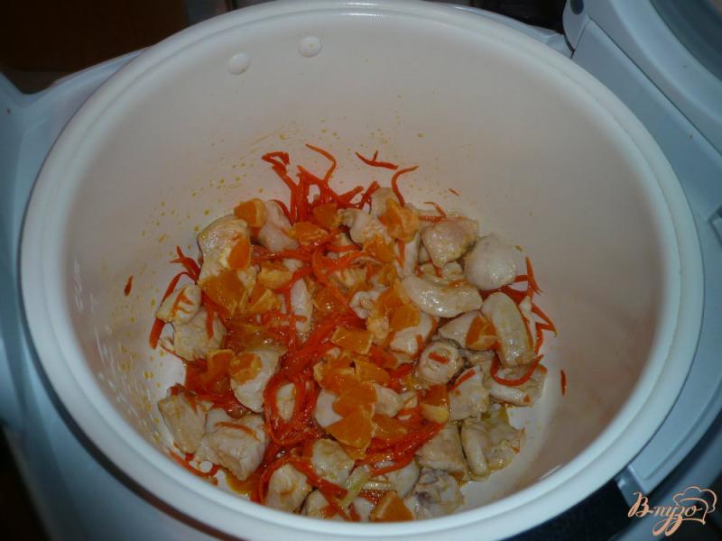 Фото приготовление рецепта: Куриная грудка с морковью и мандарином шаг №7
