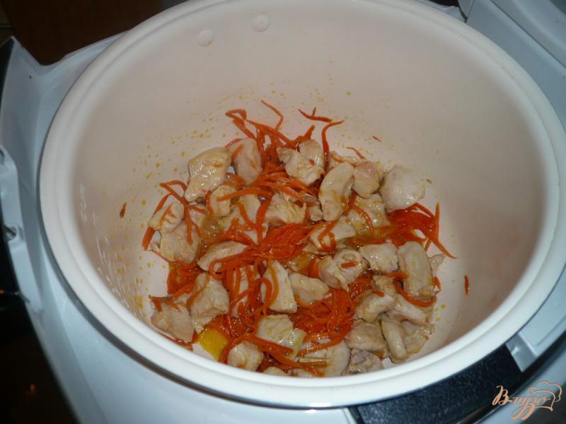 Фото приготовление рецепта: Куриная грудка с морковью и мандарином шаг №5