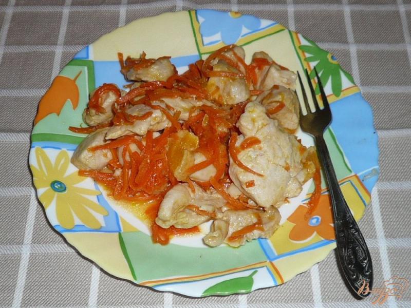 Фото приготовление рецепта: Куриная грудка с морковью и мандарином шаг №8